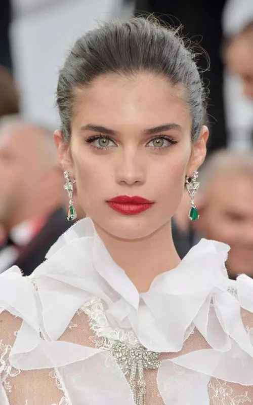 Sara Sampaio: cercei cu diamante si smaralde, Avakian