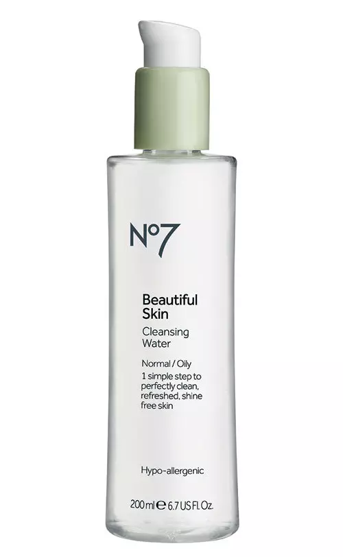 Apa de curatare Beautiful Skin No 7, Boots, se adreseaza tenului gras care are nevoie de interventii specifice. Aceasta nu contine sapun si nu necesita clatire; 59,90 lei (in Sensiblu).