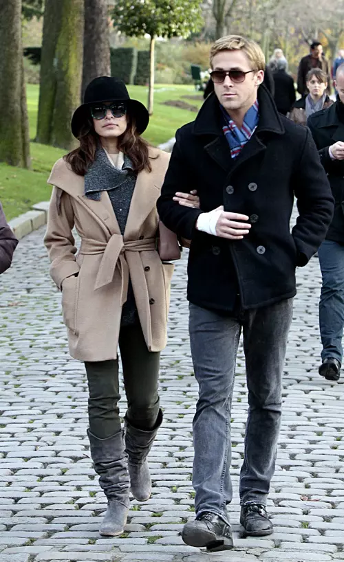 EVA MENDES ET RYAN GOSLING SE PROMENENT AU PERE LACHAISE  |
