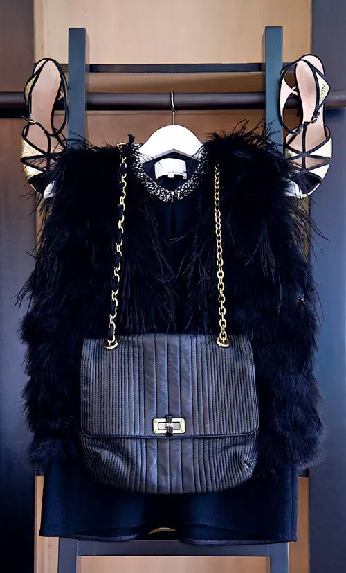 Am convins-o cu greu pe Roxana sa devina protagonista acestui material, tocmai pentru ca se ocupa de editarea acestei reviste de mai bine de zece ani si pentru ca este considerata un adevarat fashion icon. Ei bine, ca orice fashion icon care se respecta, are propria parere despre tendinte: „As fi tentata sa spun ca ma imbrac dupa cum simt, dar sint convinsa ca subliminal ma ghidez si dupa tendinte. Ar fi imposibil sa nu o fac, atita vreme cit zilnic ma uit la mii de fotografii de podium, citesc despre tendinte, lucrez cu ele…”.  