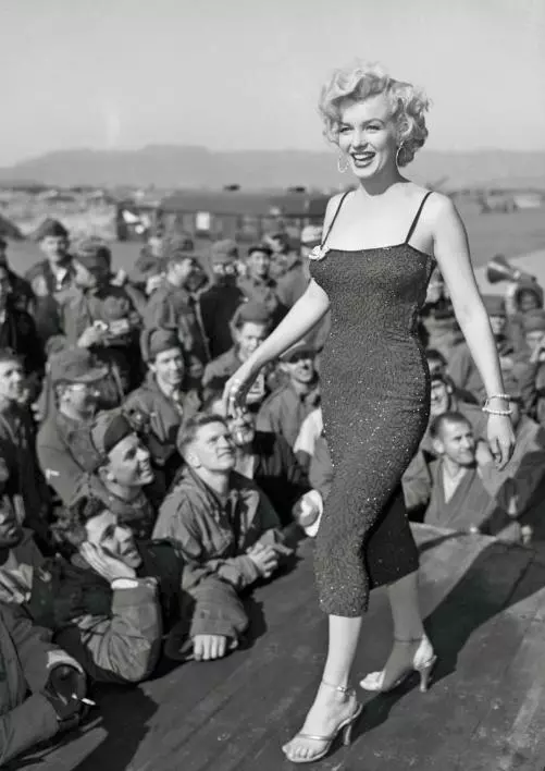 Marilyn în timpul vizitei sale în Coreea, unde a susținut un recital pentru soldați