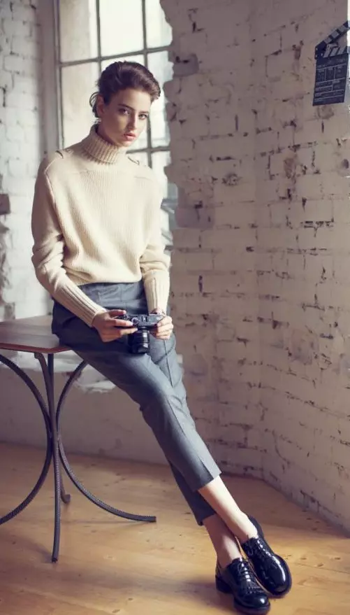 Pulover H&M Studio Collection, 279 lei; pantaloni Valentino, pret la cerere; pantofi Valentino, pret la cerere, bratara Louis Vuitton, 1.400 lei