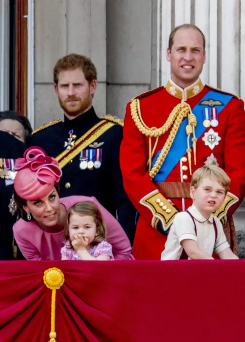 George si Charlotte însoțiți de părinții și unchiul lor, Prințul Harry