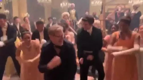 Modul-inedit-in-care-actorii-din-„Bridgerton-s-au-relaxat-in-timpul-filmarilor.-Imagini-din-culisele-serialului-Netflix-3