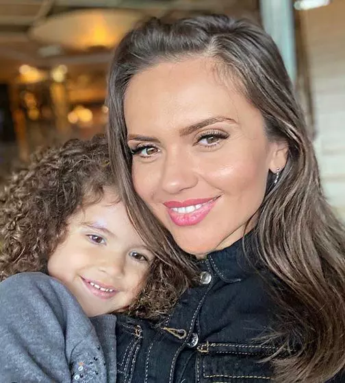 5Cristina-Siscanu-si-fetita-ei