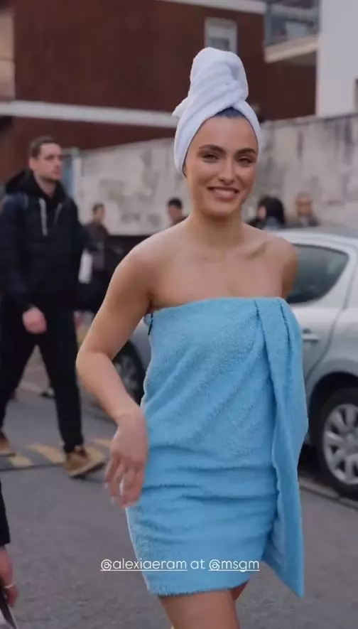 Alexia Eram în prosop