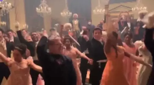 Modul-inedit-in-care-actorii-din-„Bridgerton-s-au-relaxat-in-timpul-filmarilor.-Imagini-din-culisele-serialului-Netflix-2