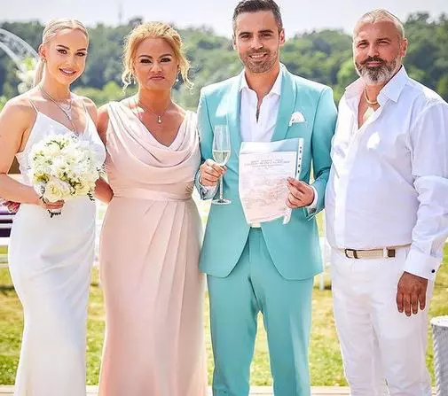 Sandra Izbașa alături de părinții mirelui
