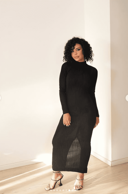 Andreea Popescu poarta o rochie neagra