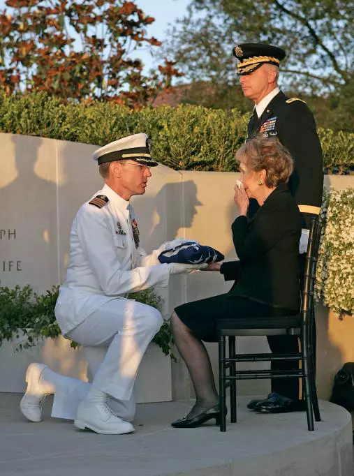 11 iunie 2004 – Nancy Reagan plânge pentru prima dată la înmormântarea soțului ei, când primește drapelul împăturit de la căpitanul James Symonds