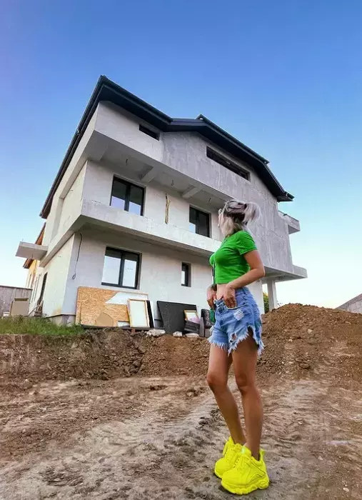 Adda isi construieste o casa noua
