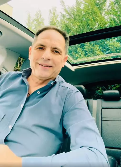 dan negru in masina 1