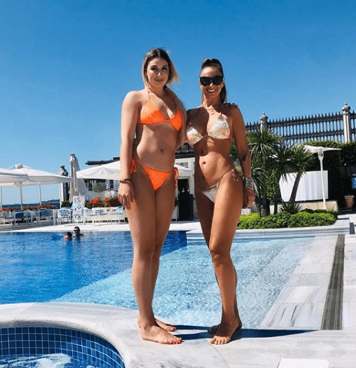 Anamaria Prodan și Sarah au pozat sexy, în bikini