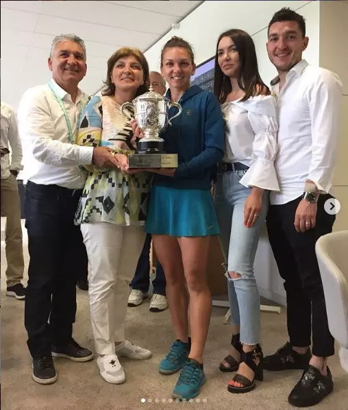 Simona, alături de familia ei.