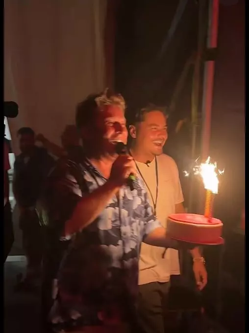 Smiley, sărbătorit pe scenă de ziua lui de naștere. Ce surpriză a primit de la prieteni