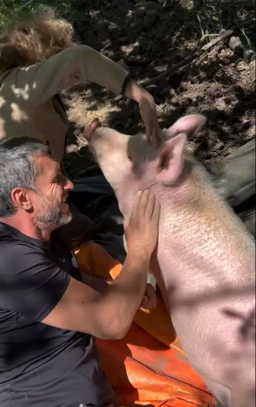 Dragoș Bucur și băiețelul Kadri cu porcul 5