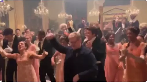 Modul-inedit-in-care-actorii-din-„Bridgerton-s-au-relaxat-in-timpul-filmarilor.-Imagini-din-culisele-serialului-Netflix-4