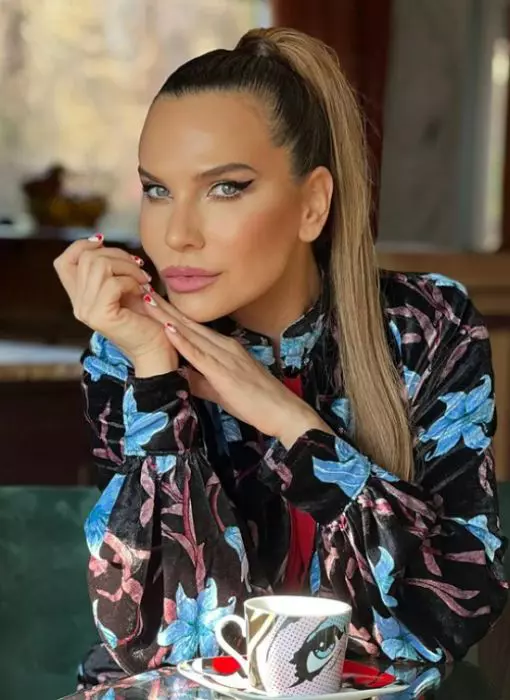 anna-lesko-a-avut-scolioza-3