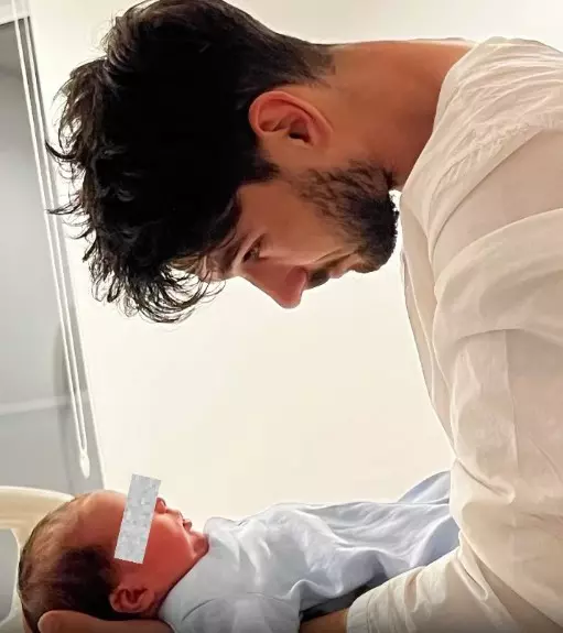 Theo Rose și-a botezat, în mare secret, fiul. Primele declarații