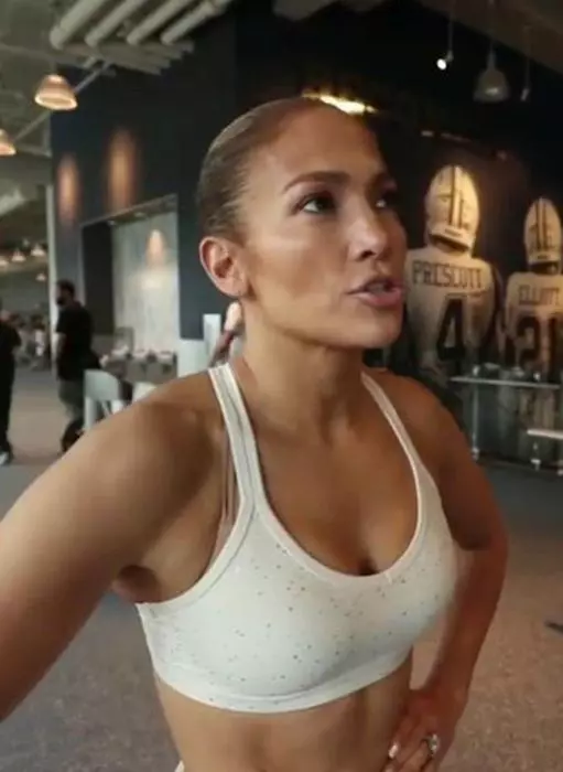 Jennifer Lopez face sacrificii pentru frumusețe