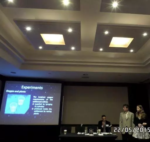Elevii susținându-și proiectul în fața atât a oamenilor de știință de la NASA, cât și a elevilor premiați din toată lumea.
