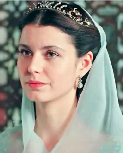 Beren Saat (Mulpix)