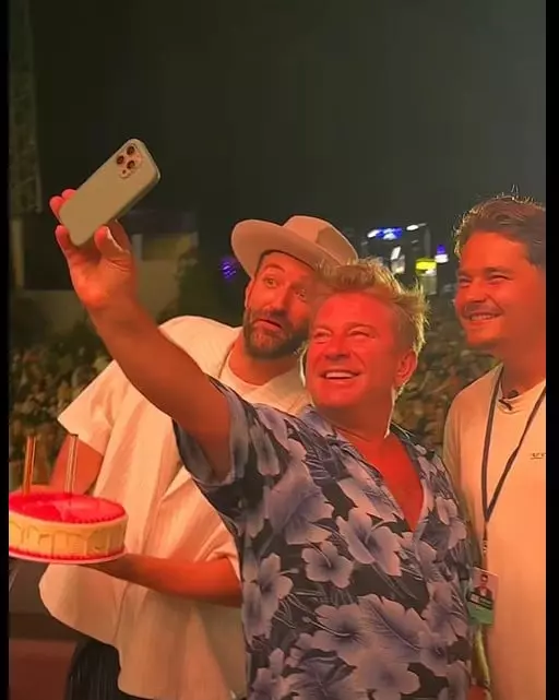 Smiley, sărbătorit pe scenă de ziua lui de naștere. Ce surpriză a primit de la prieteni