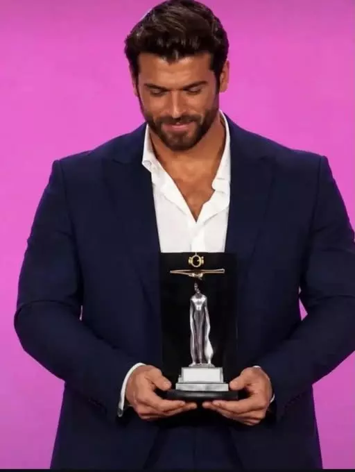 can-yaman-premiu-italia