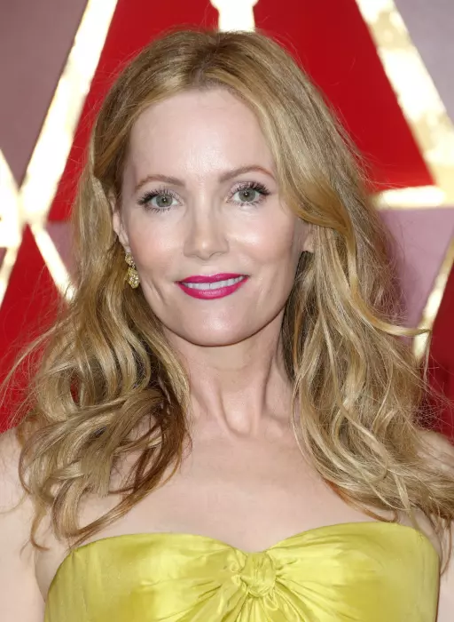 Leslie Mann. Tânjim după lookul luminos al lui Leslie! Jo Baker, make-up artistul responsabil pentru machiajul actriței spune că Leslie preferă o acoperire ușoară a tenului, astfel că a amestecat câteva picături de fond de ten Teint Idole Ultra Wear de la Lancôme cu un serum pentru față și a aplicat prin tapotare. Rujuri în nuanțe de zmeură a adăugat o notă sexy întregii ținute.