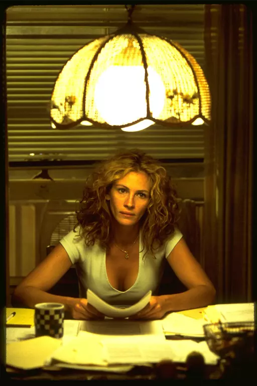 Erin Brockovich (Julia Roberts) în filmul `Erin Brockovich` din 2000