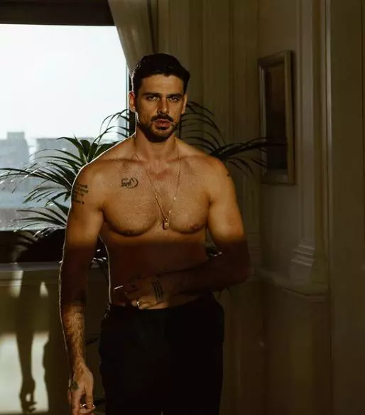 Michele-Morrone-nu-e-gay-3