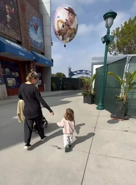 gina pistol a dus-o pe josephine la disneyland