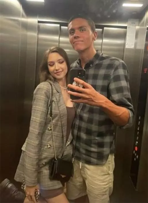 david si taisie selfie in lift