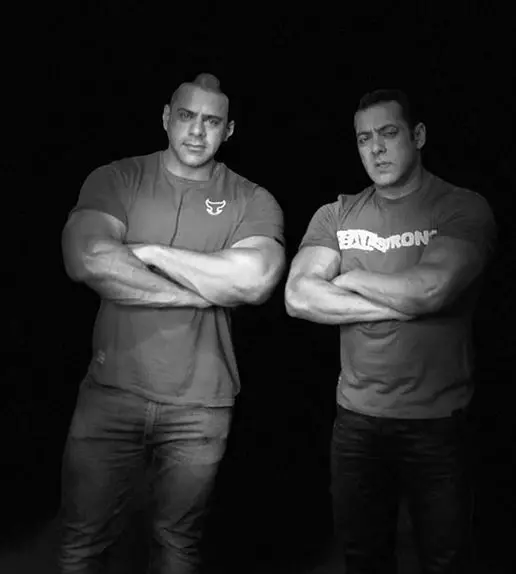 alman-Khan-si-nepotul-sau