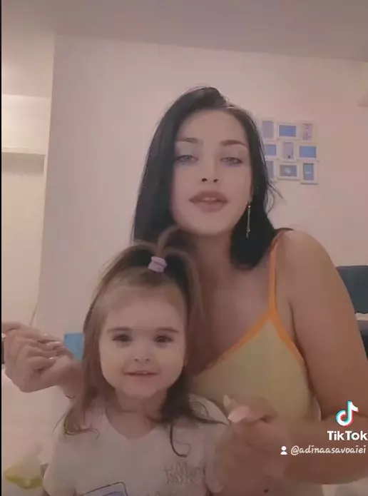 papusa de la glina cu fetita ei