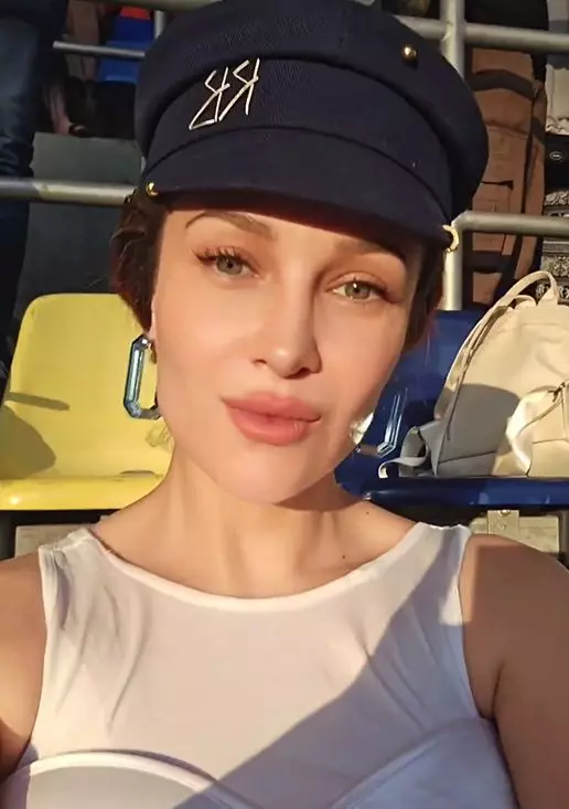 lora cu sapca