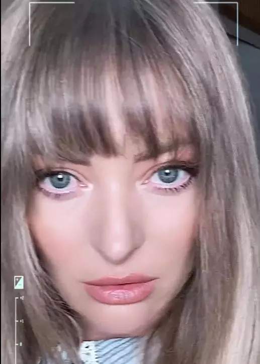 delia blond platinat