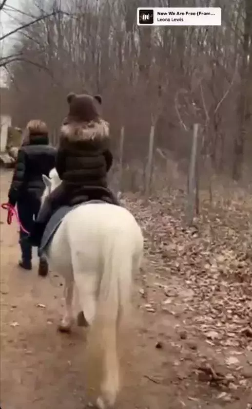 maria-basescu-cu-nepotii-la-calarie-3