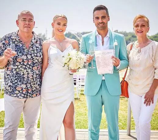 Mirii, alături de părinții miresei