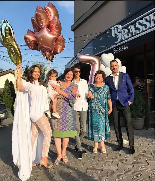 Alături de familie.