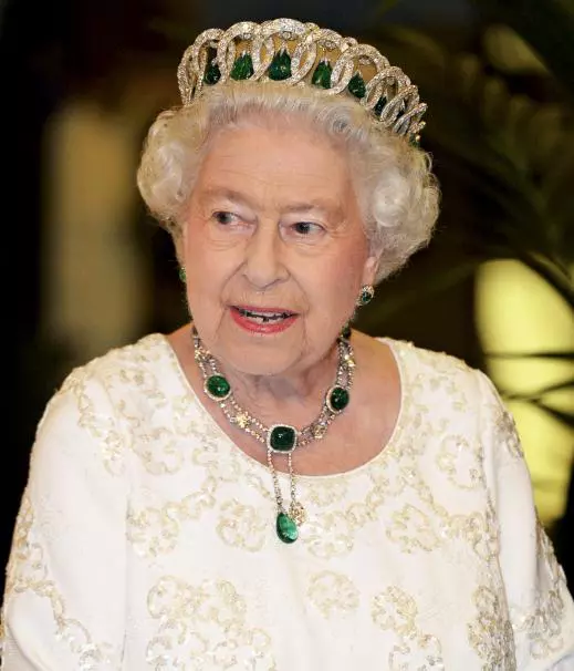 „The Grand Duchess Vladimir Tiara“ - cu smaralde, purtată de Regina Elisabeta a II-a