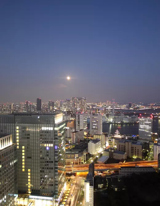 Full_moon_shining_over_illuminated_buildings_in_the_Tokyo_bay.jpg