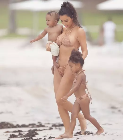 Kim Kardashian alaturi de copiii ei