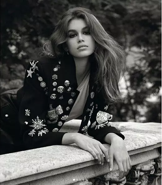 Kaia Gerber este la fel de frumoasă ca mama ei.