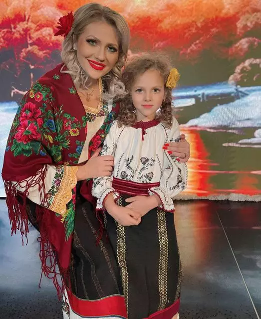 Mirela si fiica sa, Carla