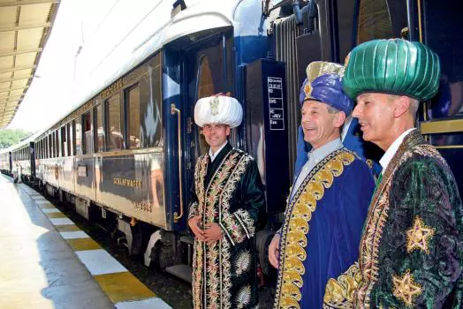 Personalul Orient Express-ului așteaptă călătorii în Gara Sirkeci din Istanbul