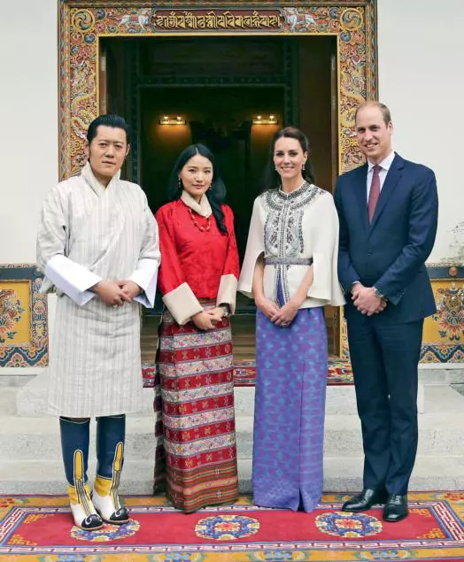 Regele Jigme Khesar Namgyel Wangchuck și regina Jetsun Pema alături de ducele și ducesa de Cambridge