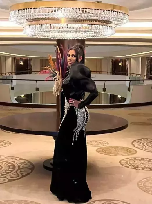 raluca-pastrama-intr-o-rochie-neagra