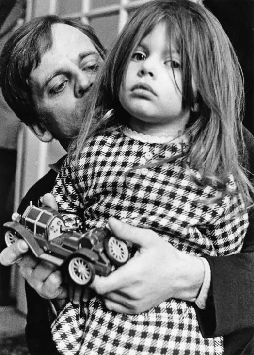 Alături de tatăl ei, Klaus Kinski, într-unul din puținele momente de afecțiune paternă.