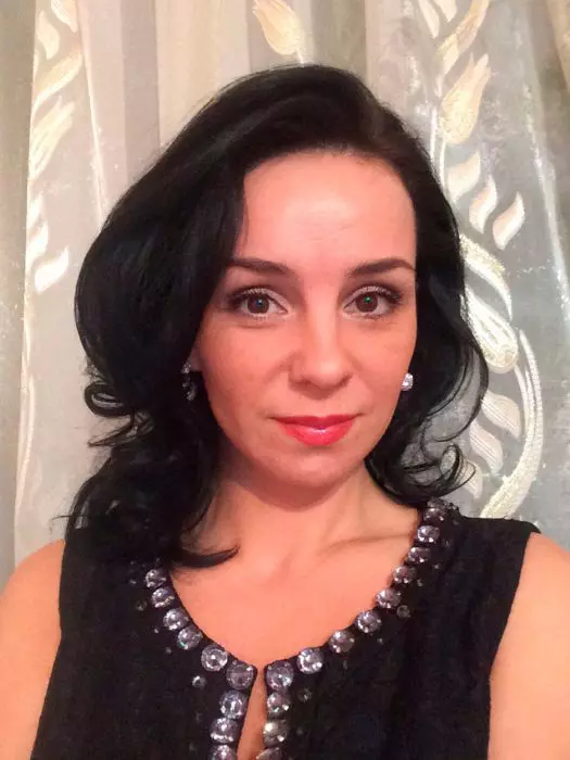 Woman overwhelmed after she receives birthday greetings penned by her late father 29 years ago